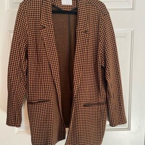 Blazer houndstooth design. Carmel and black with front slit pockets.